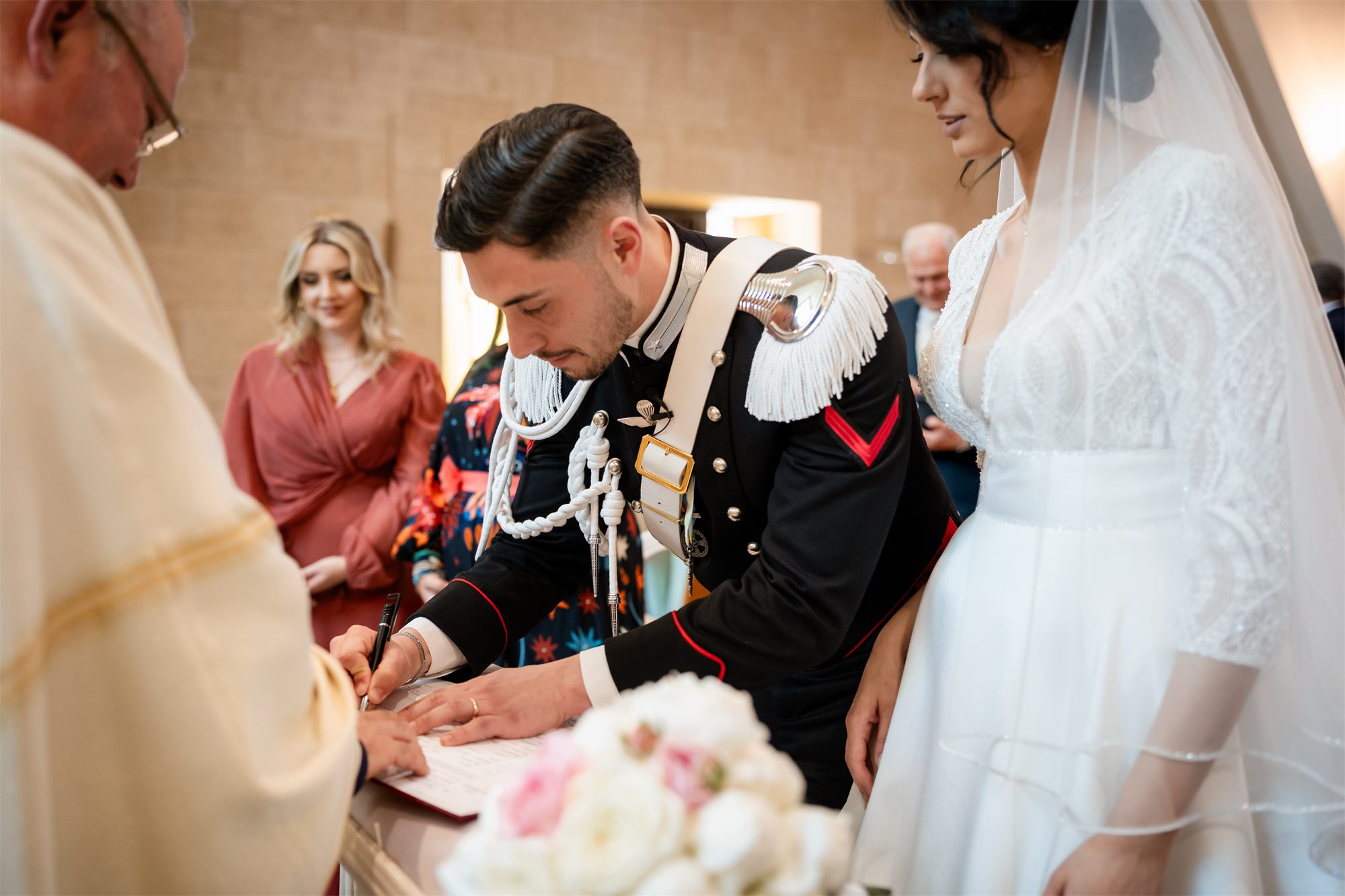 La firma dei testimoni sul registro, in chiesa