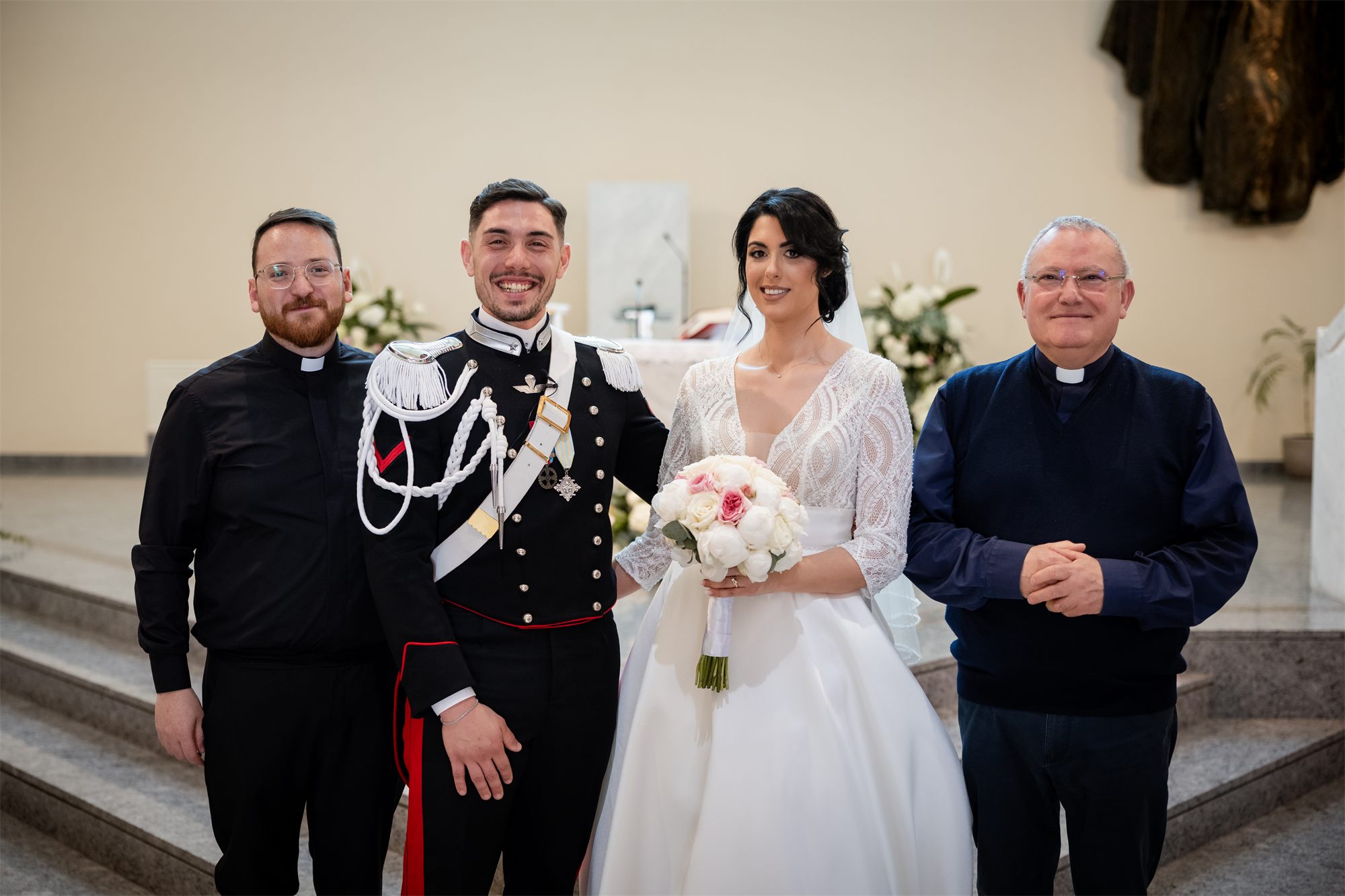 Gli sposi con i sacerdoti dopo la celebrazione