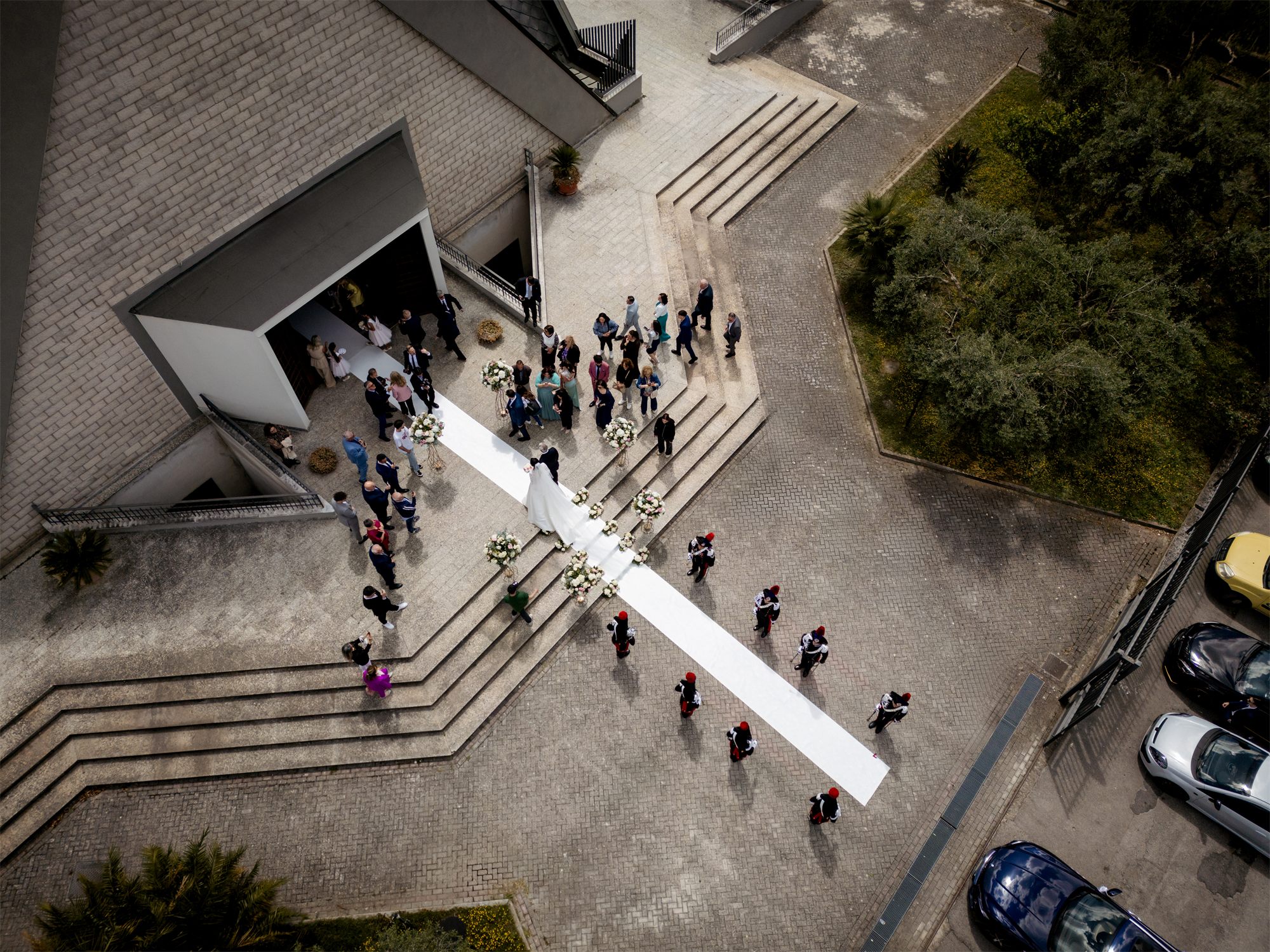 Veduta dall'alto con il drone: gli invitati sul sagrato della chiesa di Marcianise