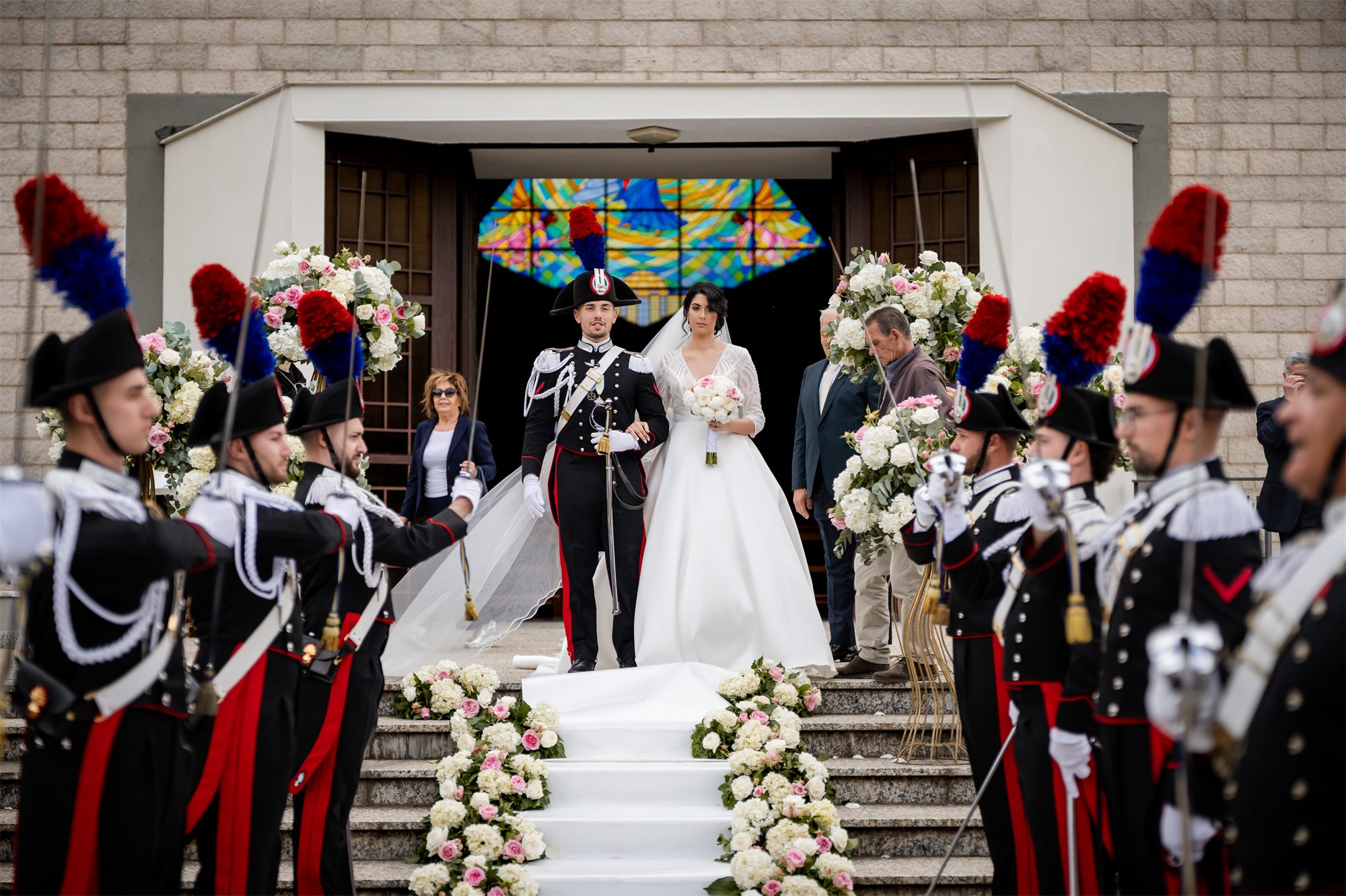 Gli sposi sulla porta della chiesa, con i carabinieri schierati