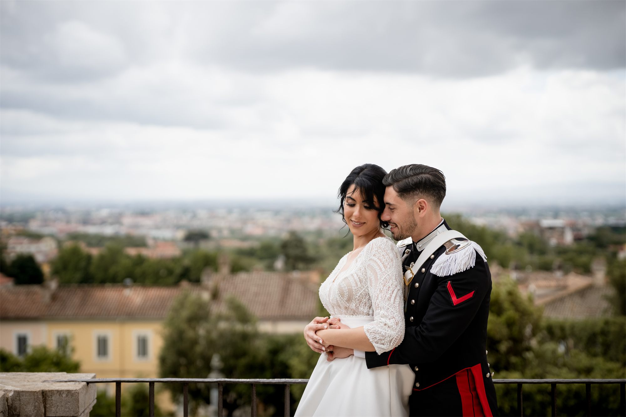 Gli sposi abbracciati sulla terrazza del Belvedere di San Leucio, a Caserta