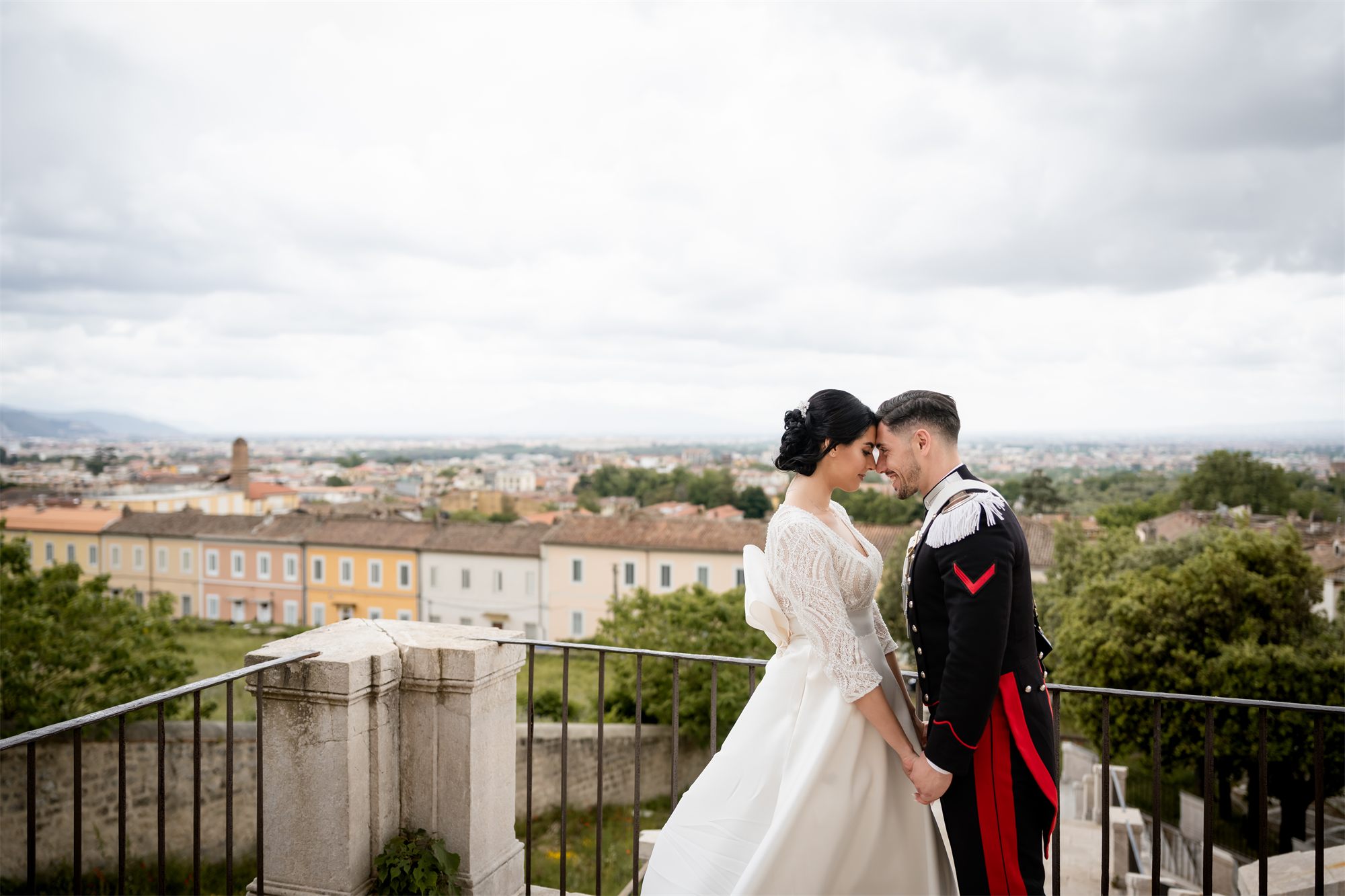 Gli sposi sulla terrazza panoramica del Belvedere di San Leucio, con la città di Caserta sullo sfondo