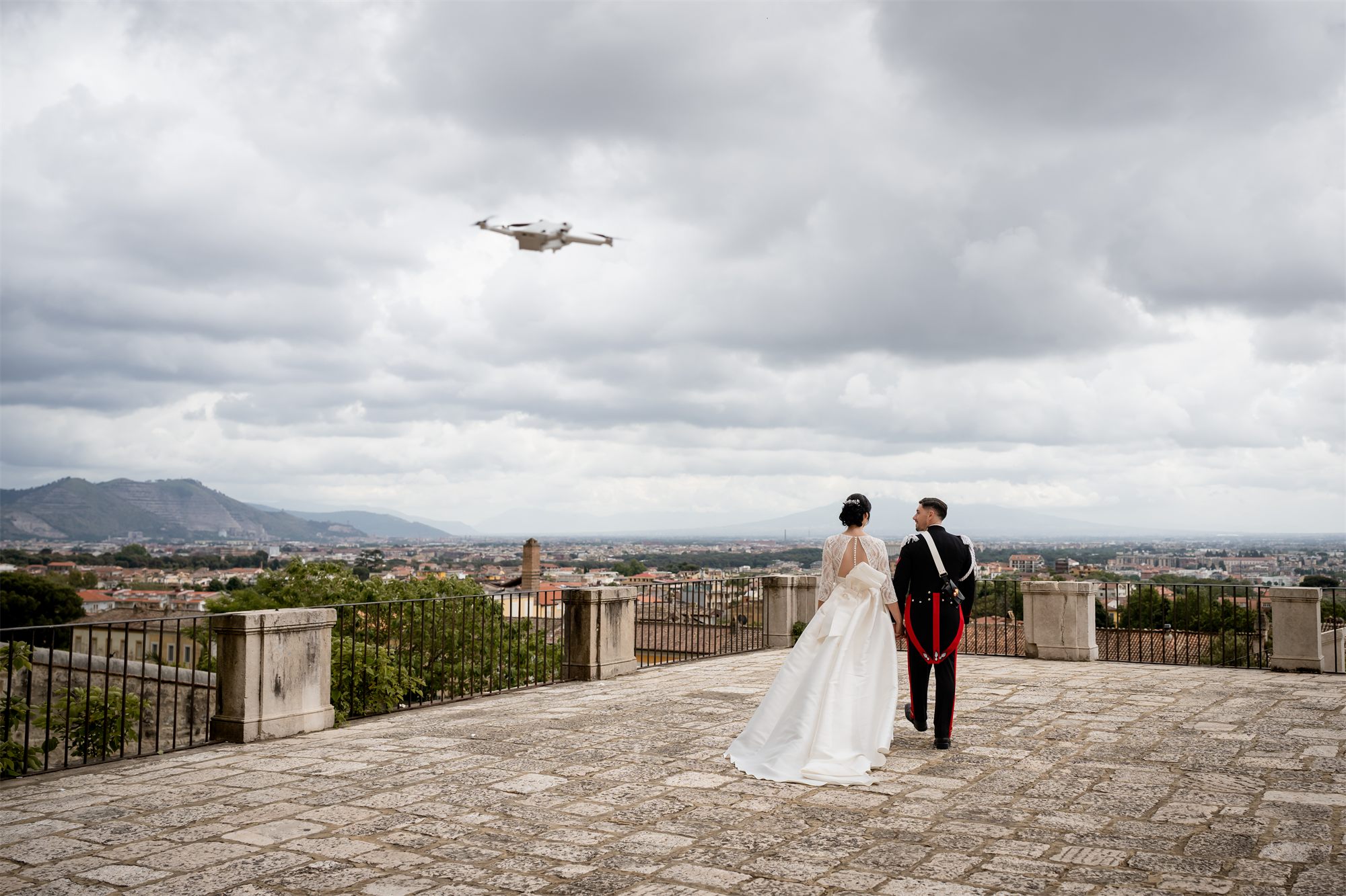Gli sposi in lontananza sulla terrazza del Belvedere di San Leucio, con il drone in cielo