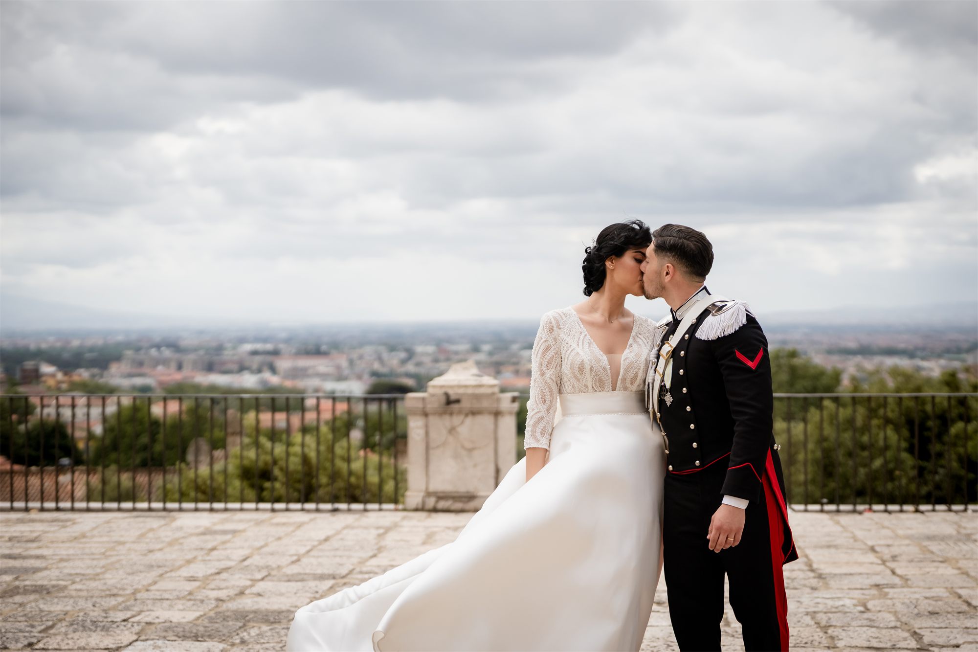 Il bacio degli sposi sulla terrazza del Belvedere di San Leucio, a Caserta