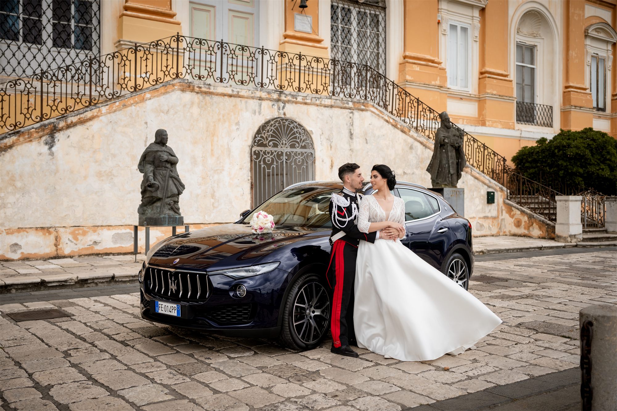 Gli sposi con l'auto davanti alla scalinata del Belvedere di San Leucio, a Caserta