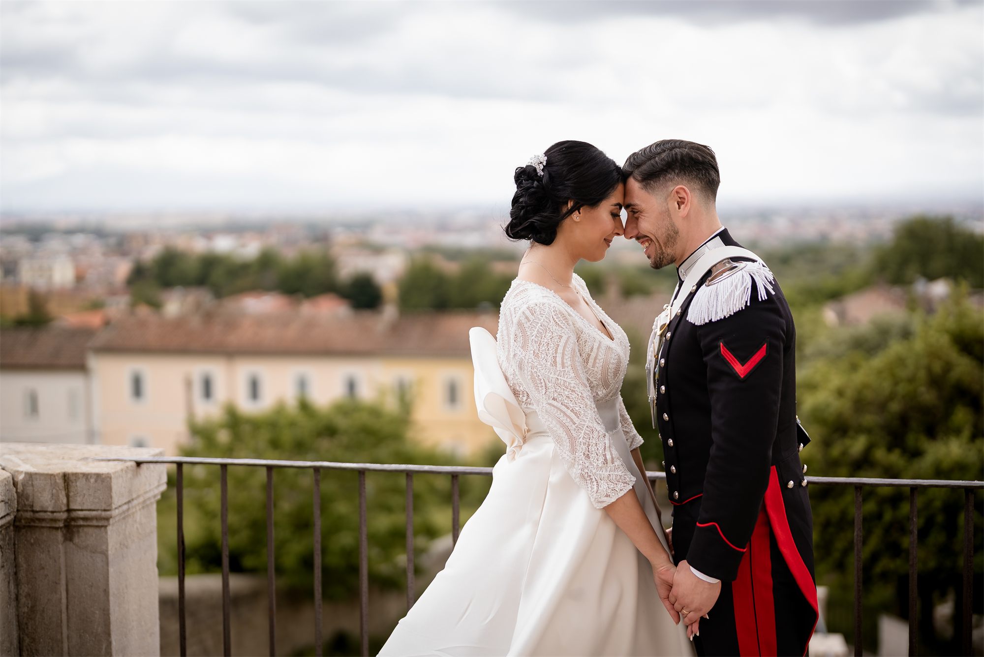 Lo sposo bacia la sposa sulla terrazza del Belvedere di San Leucio