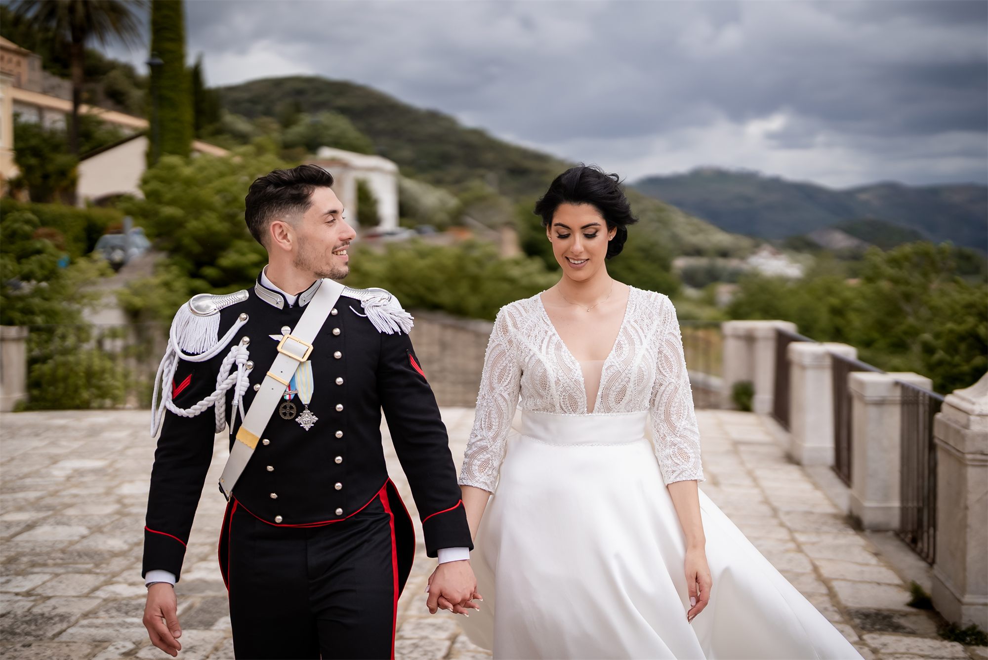 Lo sposo in uniforme e la sposa camminano insieme al Belvedere di San Leucio