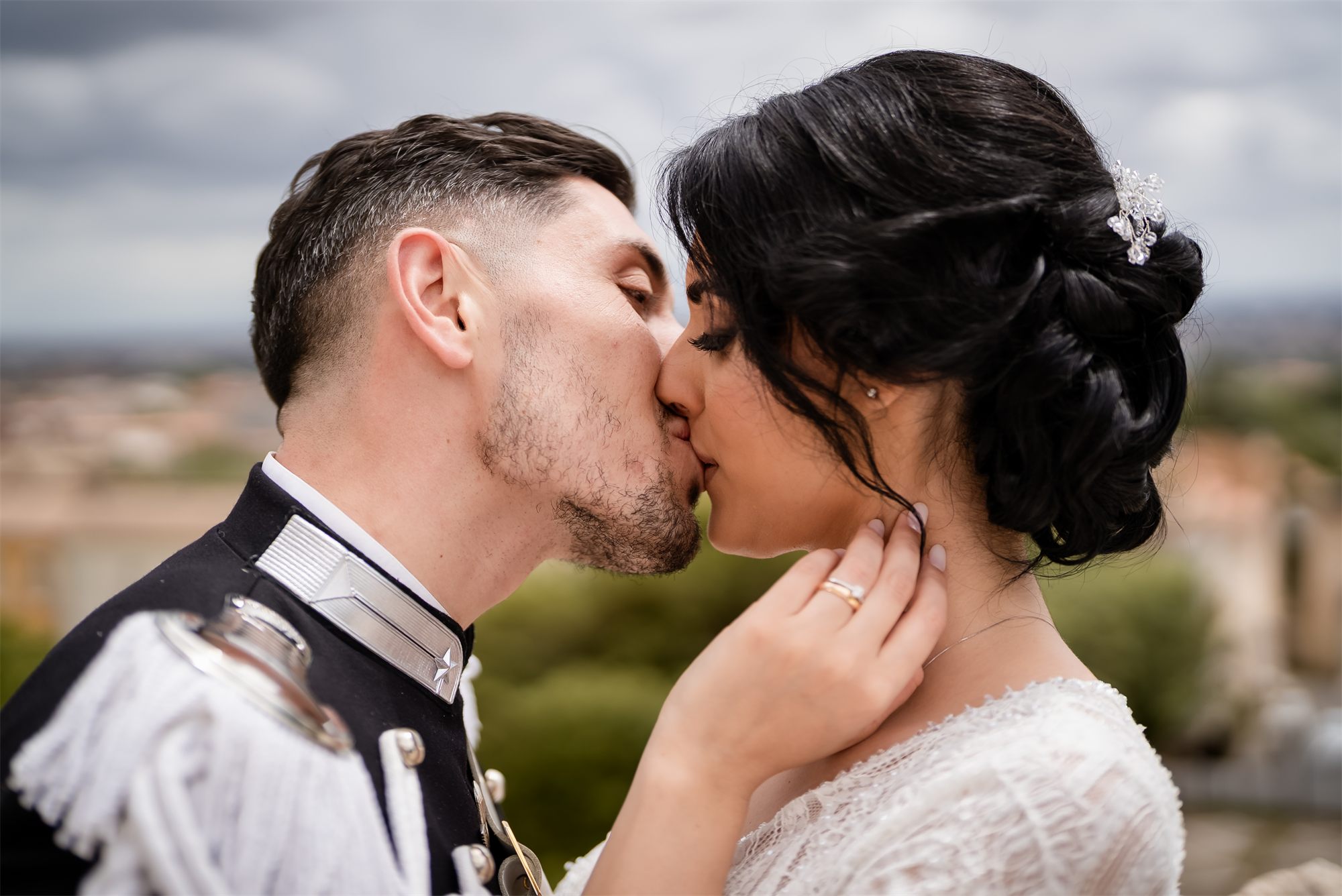 Il bacio degli sposi sullo sfondo dei tetti di Caserta