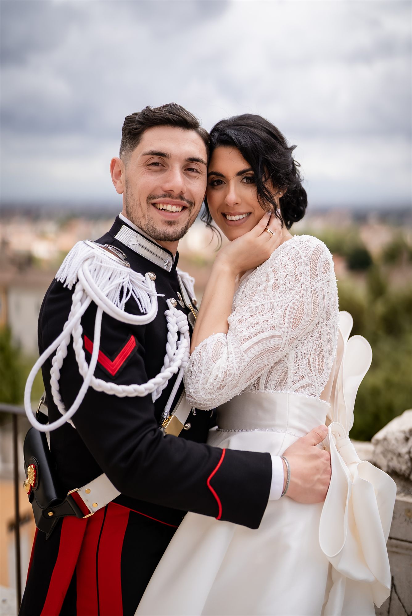 Lo sposo in uniforme abbraccia la sposa sulla terrazza del Belvedere di San Leucio