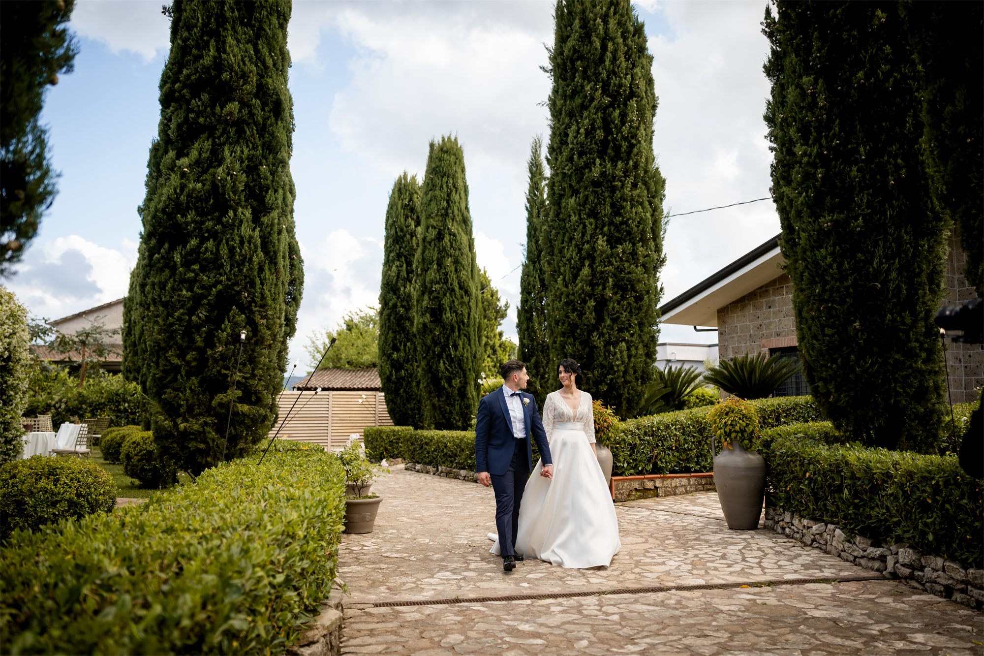 Gli sposi nel vialetto tra i cipressi di Colle Rajano, a Ruviano
