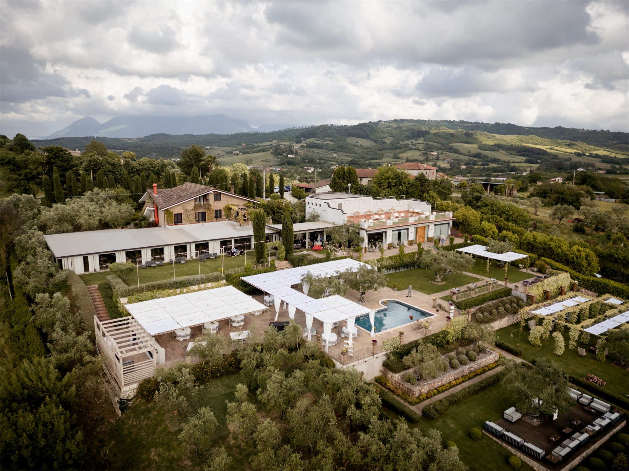 Veduta dall'alto con il drone di Colle Rajano, tra gli ulivi e la piscina a Ruviano