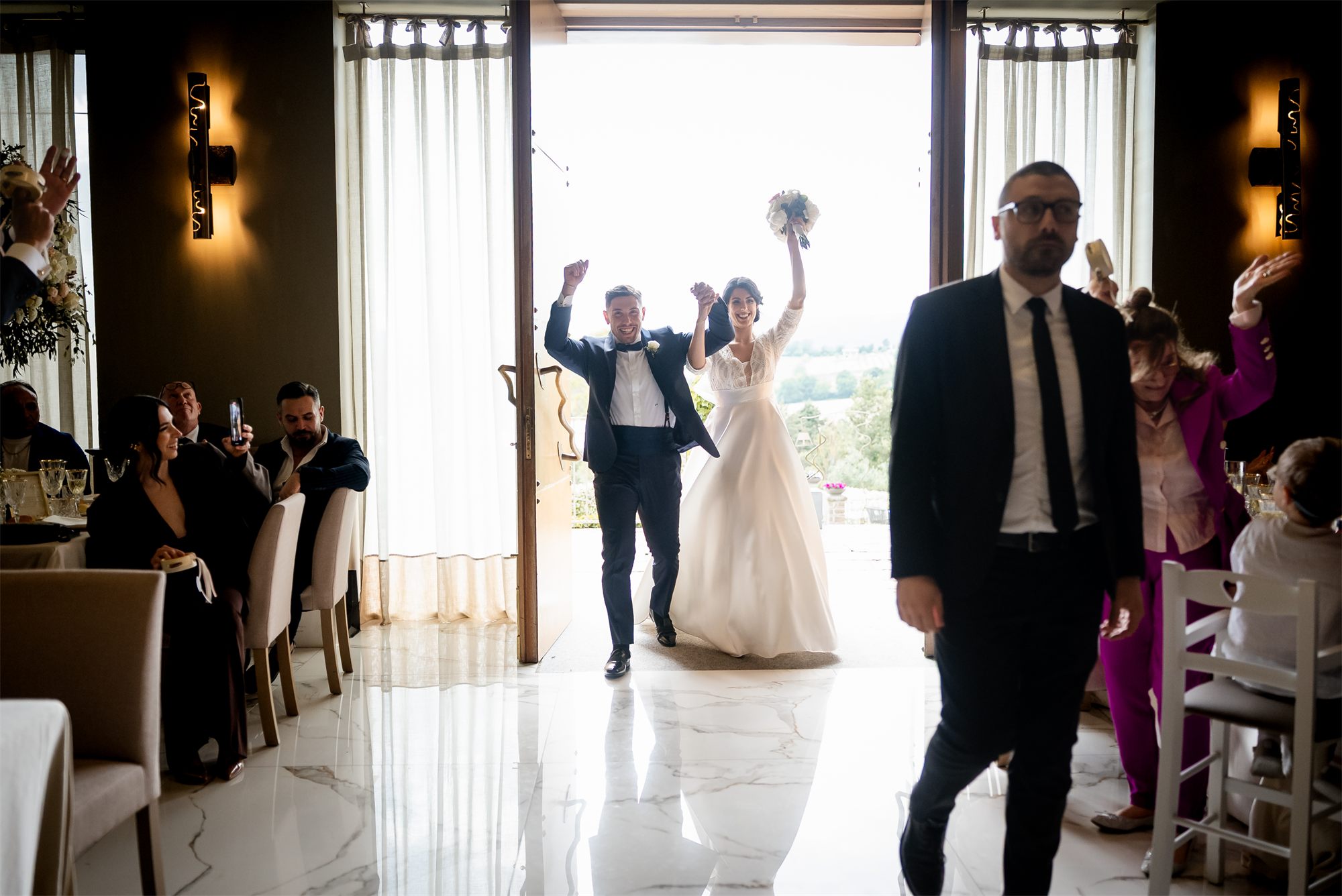 L'ingresso degli sposi in sala a Colle Rajano, tra gli applausi degli invitati