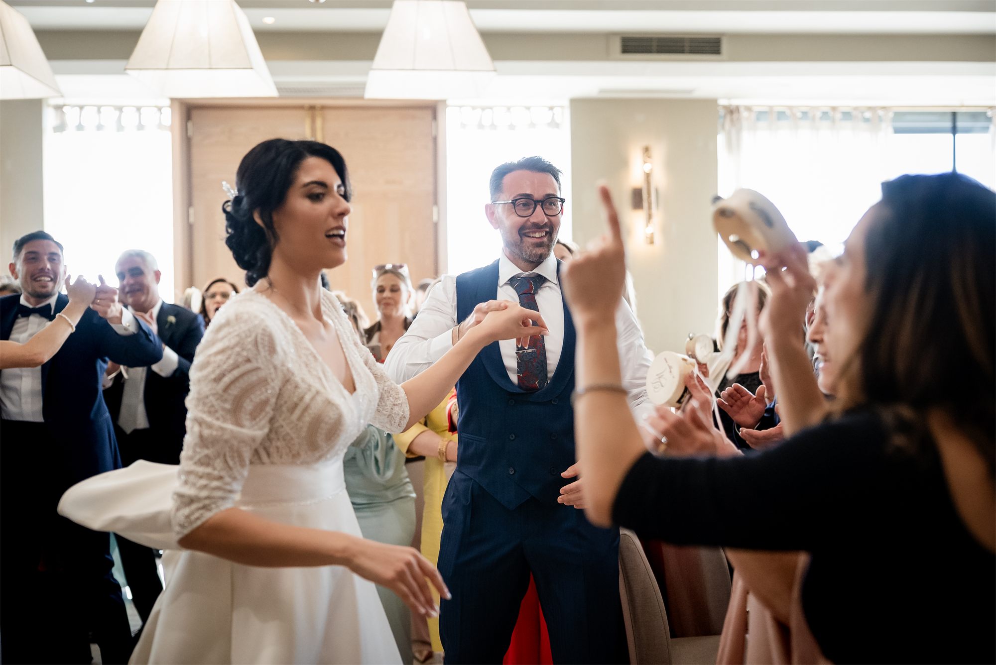 La sposa e lo sposo ballano tra gli invitati, a Colle Rajano