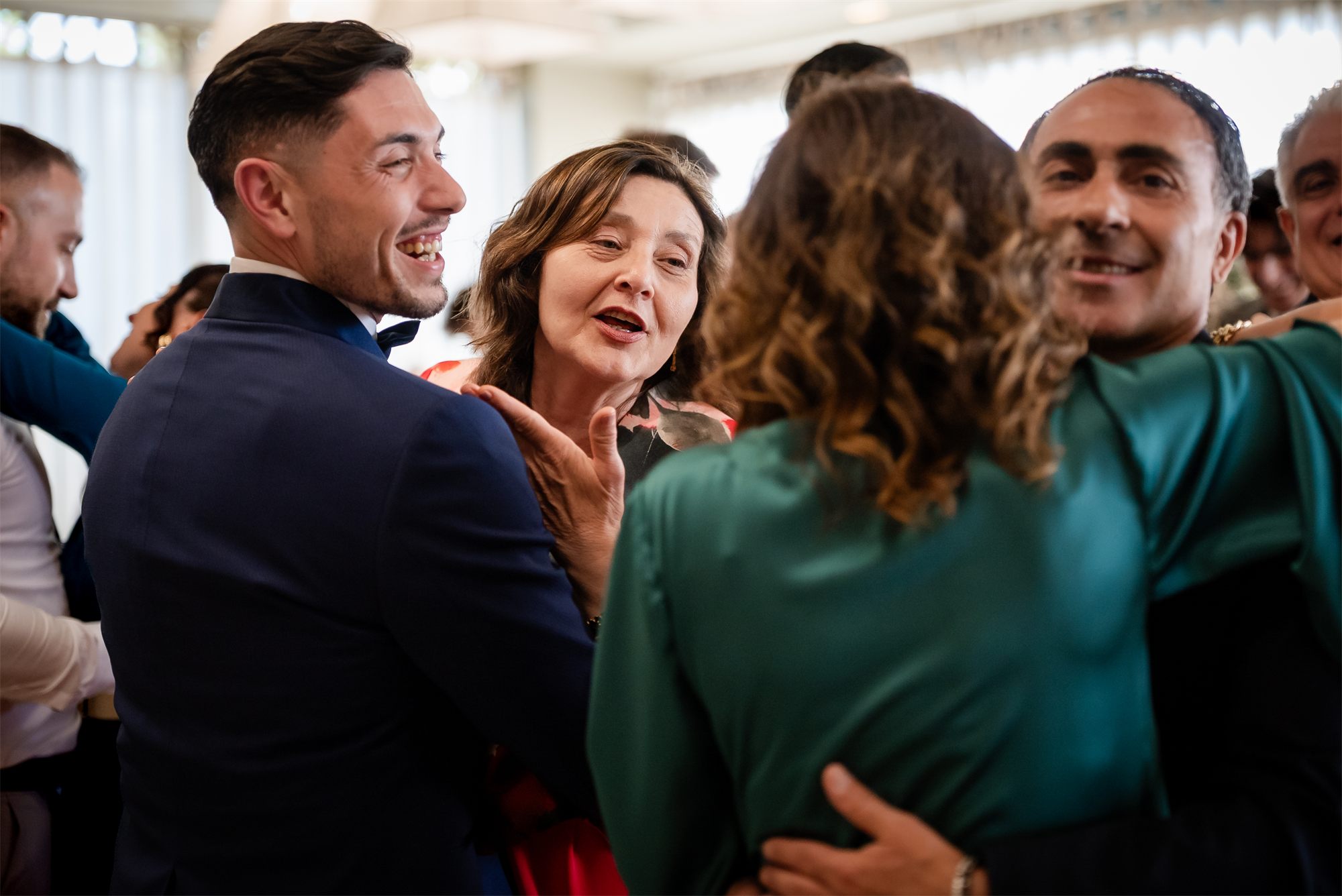 Abbracci e balli tra gli invitati durante il ricevimento a Colle Rajano