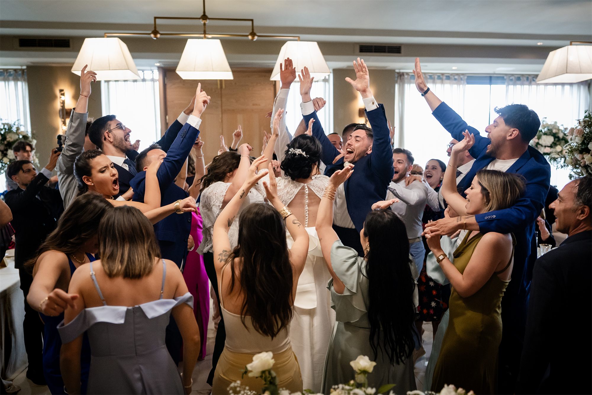 Il lancio del bouquet: le invitate con le mani in alto