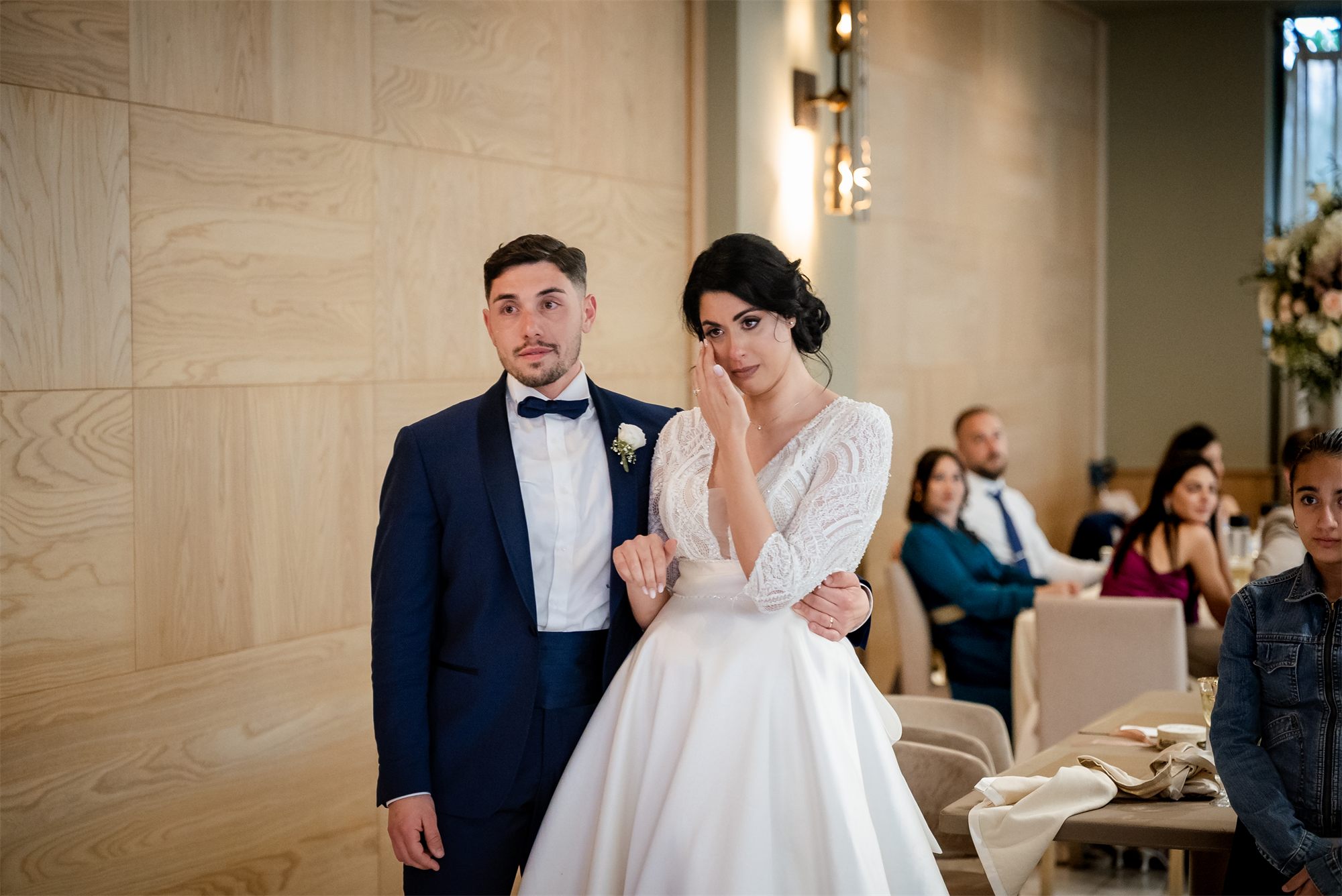 La sposa si commuove accanto allo sposo durante la serata
