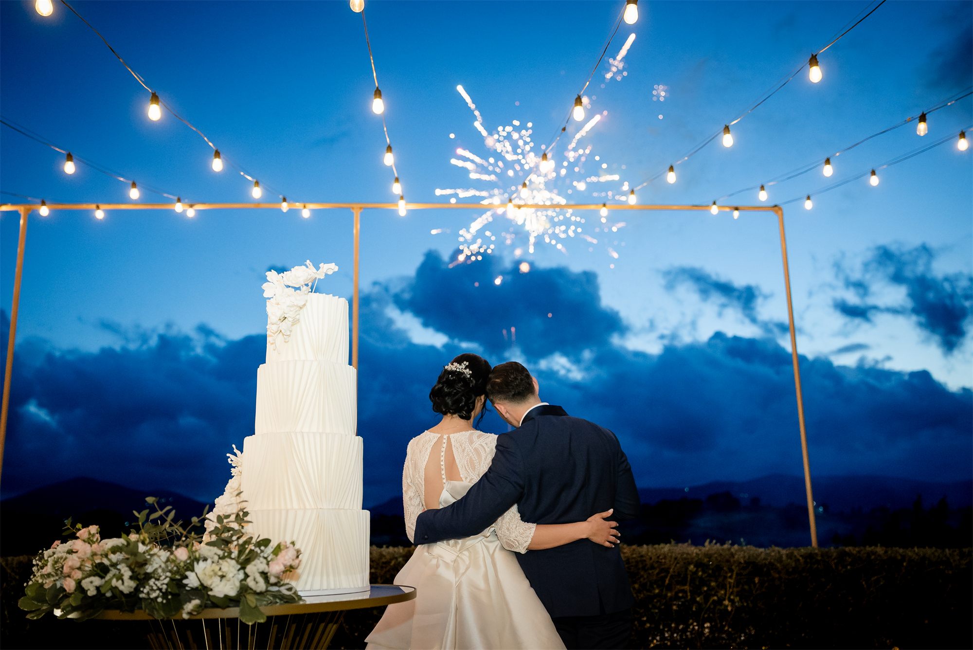 I fuochi d'artificio illuminano il cielo sopra la torta, a Colle Rajano