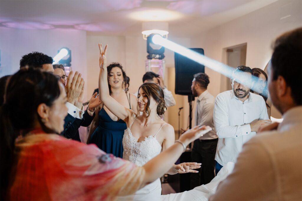 Festa nella sala di Aquamadre con Domenico e Martina e gli invitati