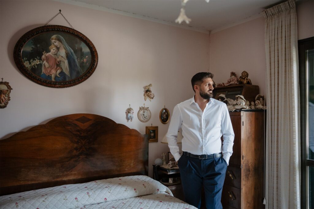 Fabio nella camera prima del matrimonio