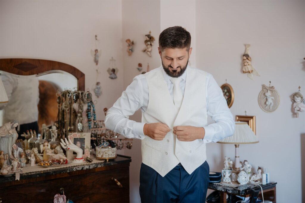 Fabio si abbottona il gilet