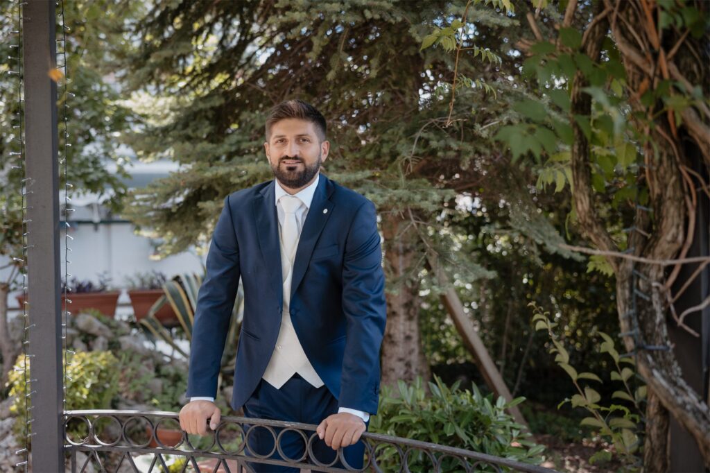 Lo sposo nel giardino di casa