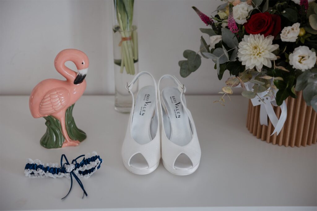 Le scarpe, la giarrettiera e il bouquet della sposa