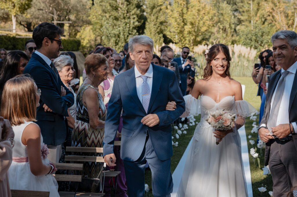 Il papà accompagna Paola verso Fabio