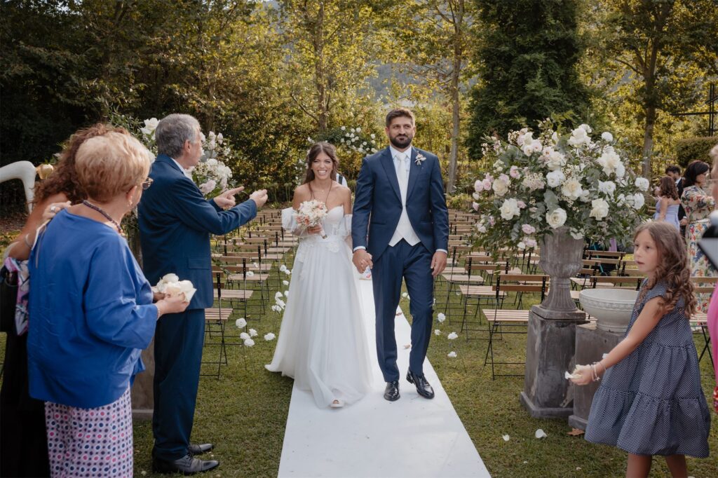 Gli sposi escono tra gli invitati