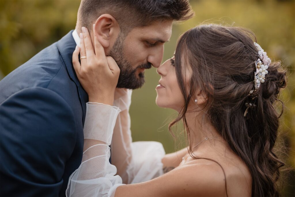 Fronte contro fronte tra Fabio e Paola