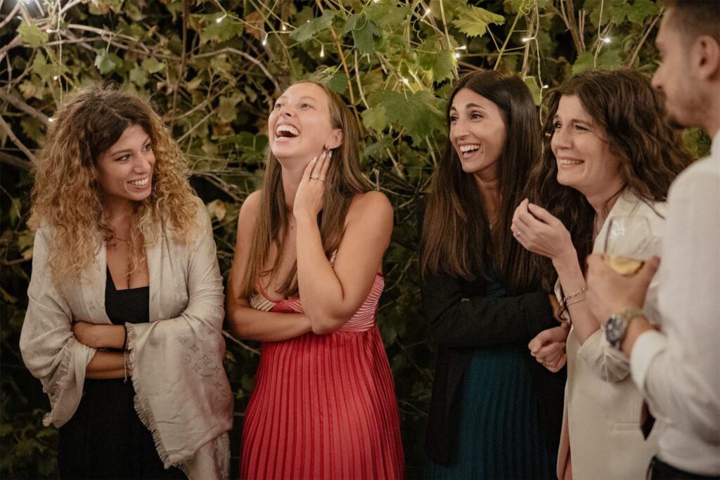 Le amiche ridono ascoltando i discorsi