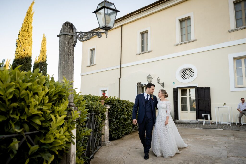 Francesco e Carolina, sposi, davanti al Castello Ducale di Castel Campagnano