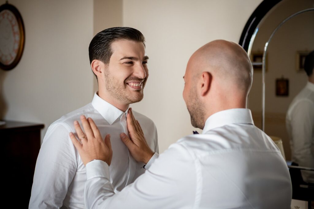 Lo sposo e l'amico durante la vestizione