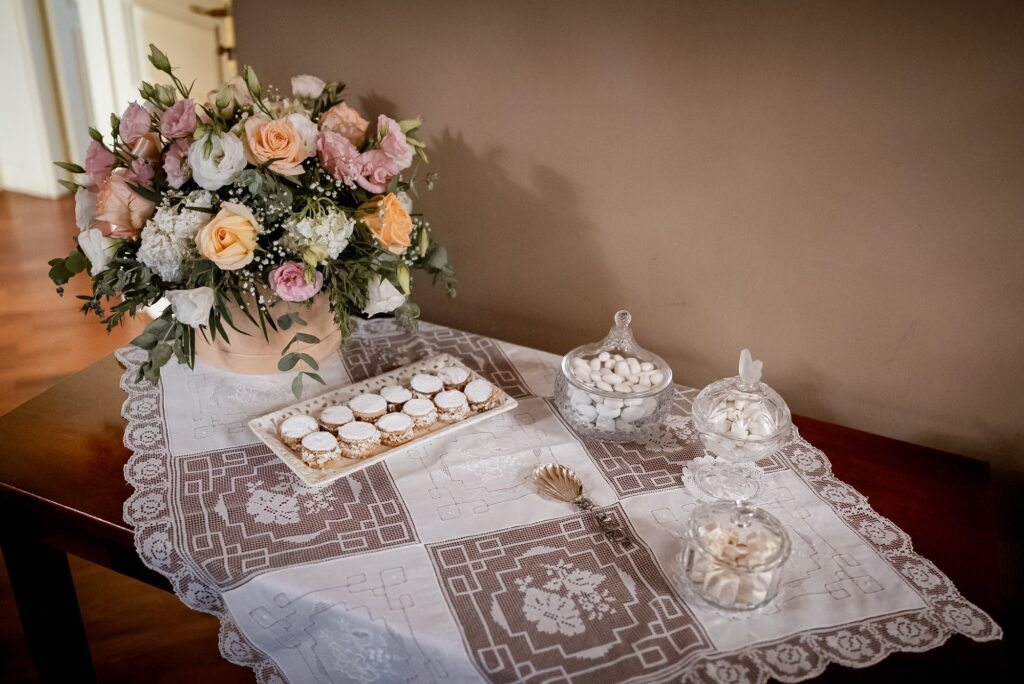 Il bouquet e i dolci sul tavolo della sposa
