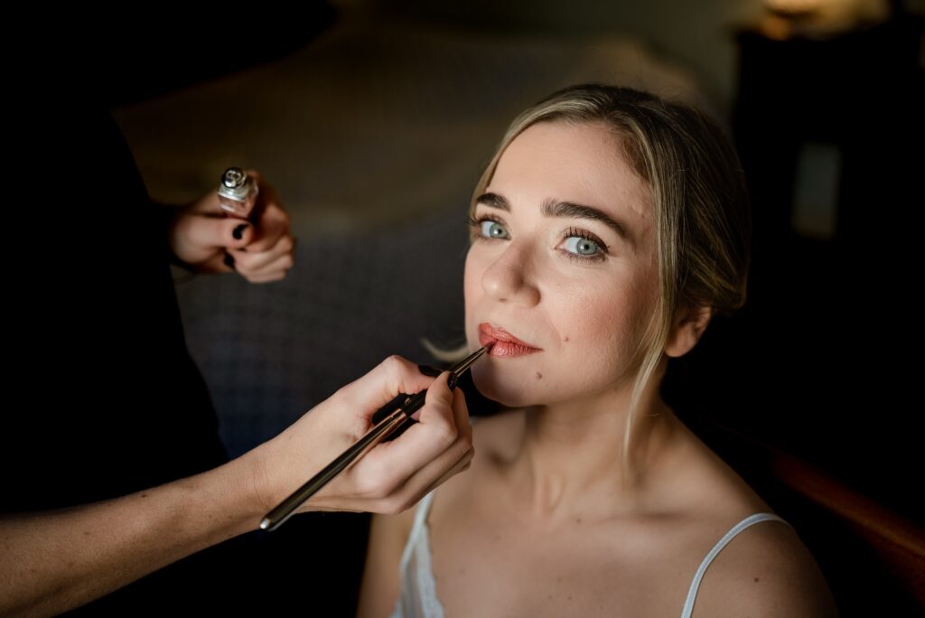 La sposa durante il trucco