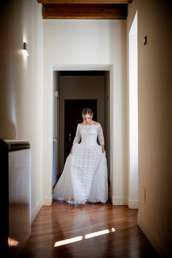 La sposa in abito da sposa nel corridoio del Castello Ducale
