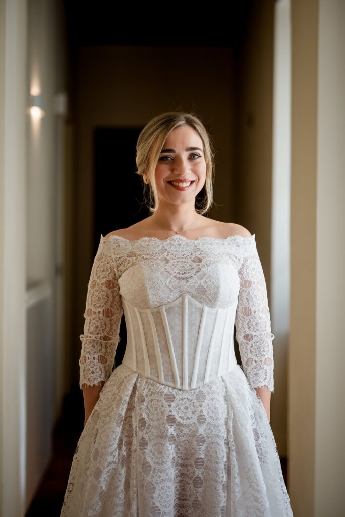 Ritratto della sposa sorridente nel corridoio