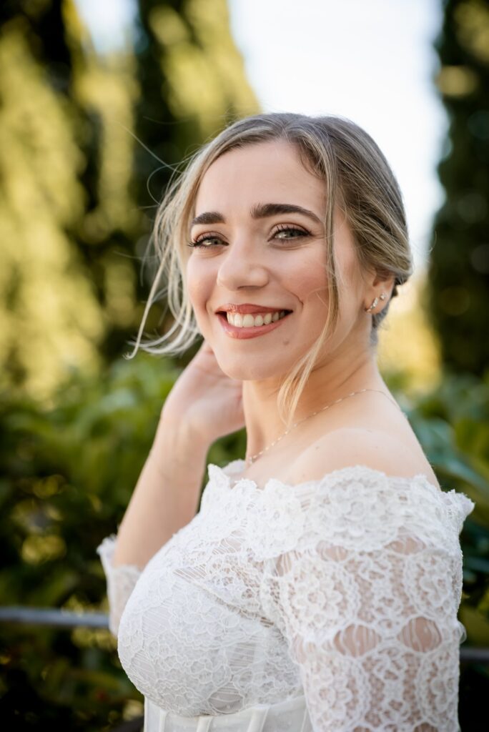 La sposa sorride nel giardino del Castello Ducale