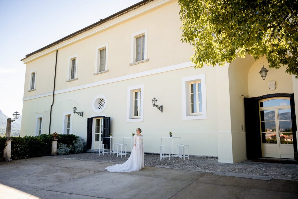 La sposa davanti alla facciata del Castello Ducale