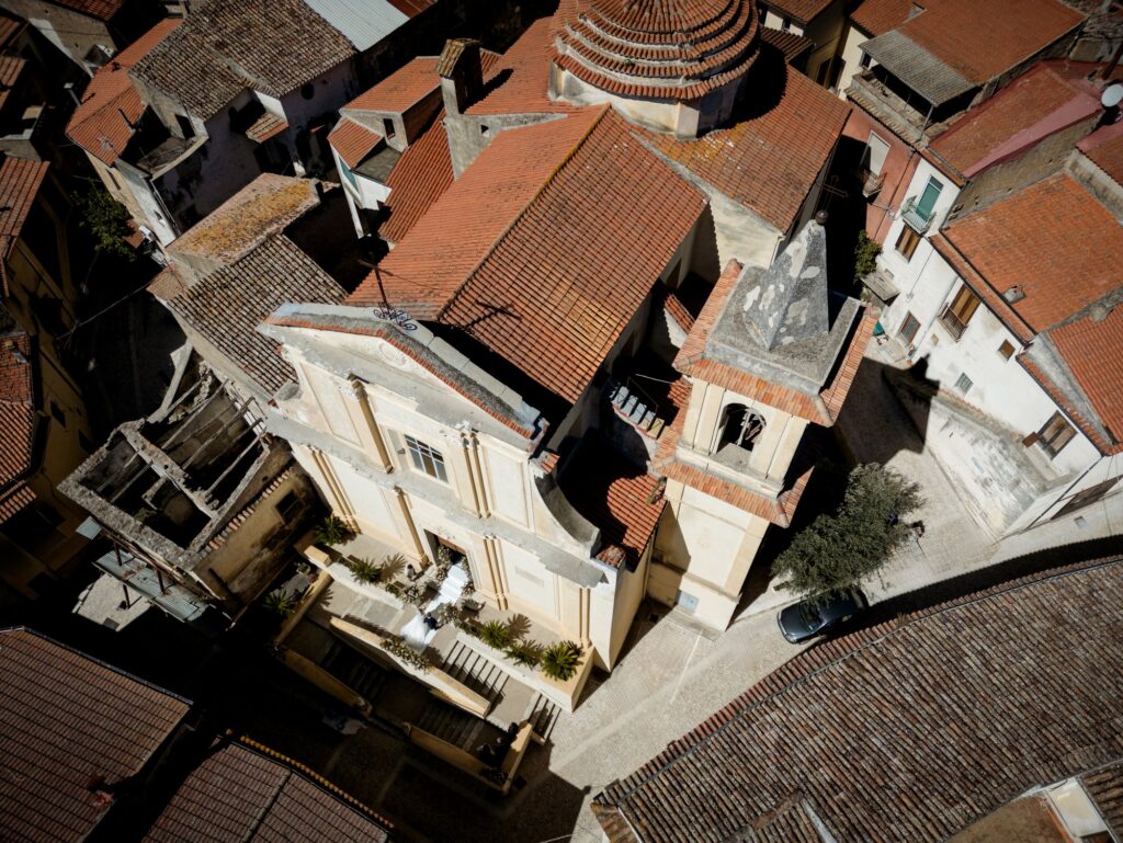 Veduta dall'alto della chiesa nel centro storico di Castel Campagnano