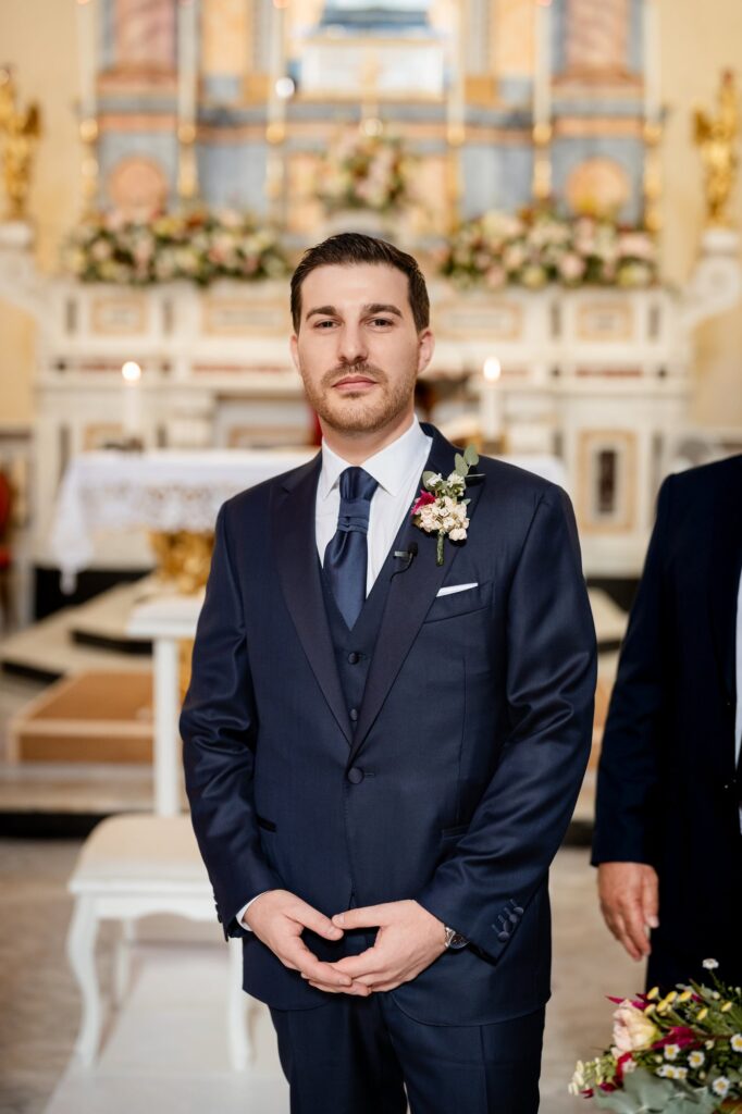 Lo sposo aspetta la sposa all'altare
