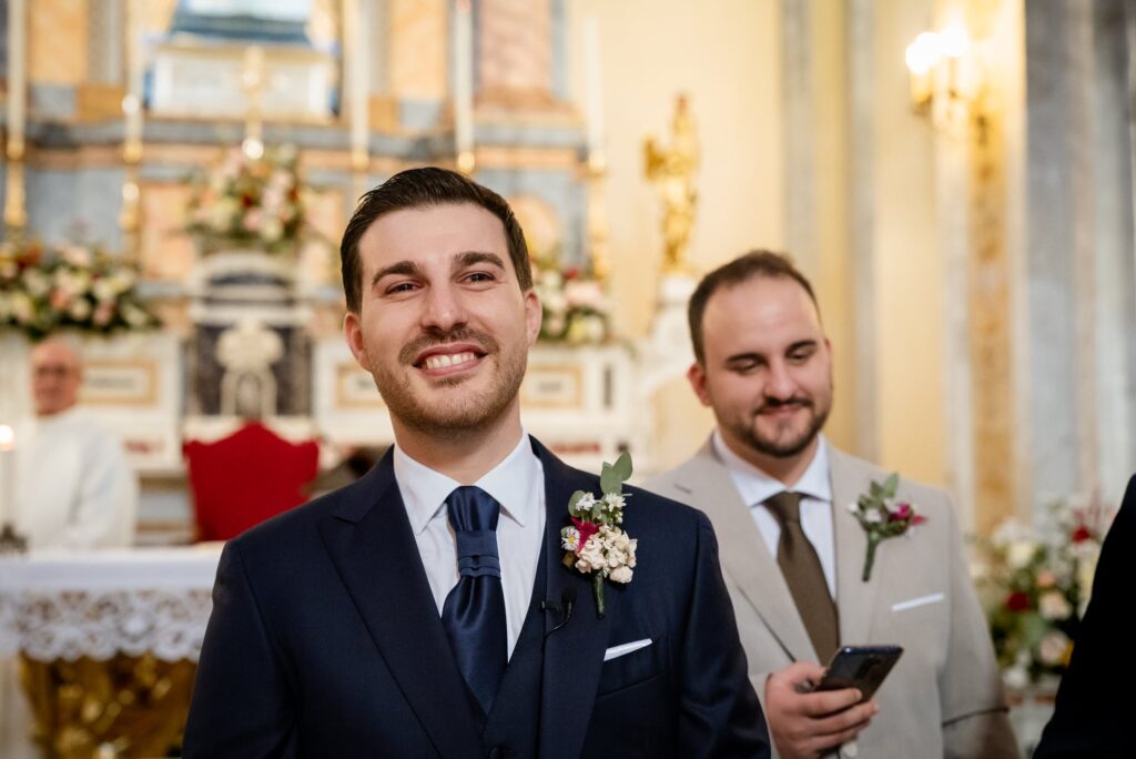 Lo sposo sorride aspettando la sposa