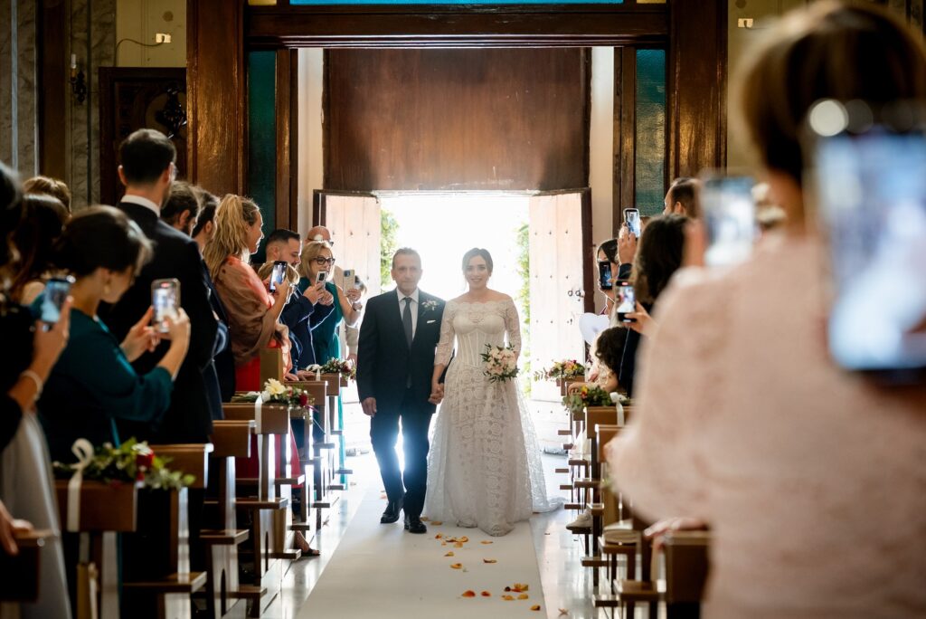 La sposa entra in chiesa accompagnata dal papà
