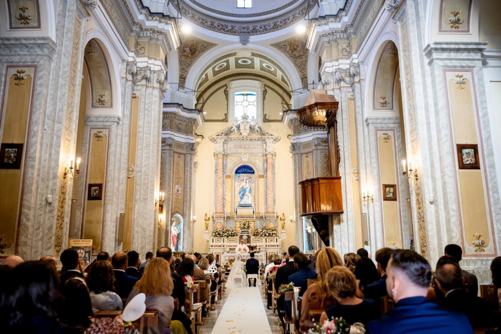 La navata della chiesa durante la cerimonia