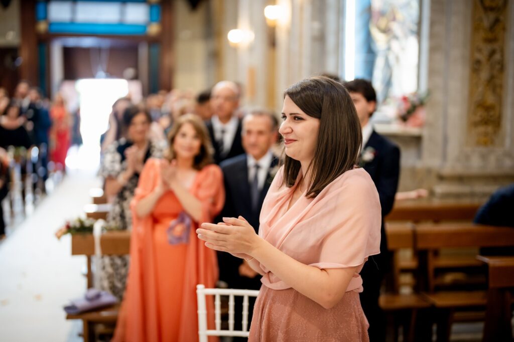 Gli invitati applaudono gli sposi