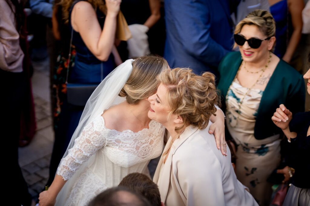 Gli invitati abbracciano la sposa dopo la cerimonia