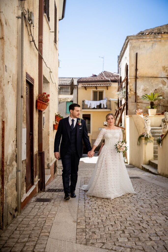 Gli sposi camminano nel vicolo del paese