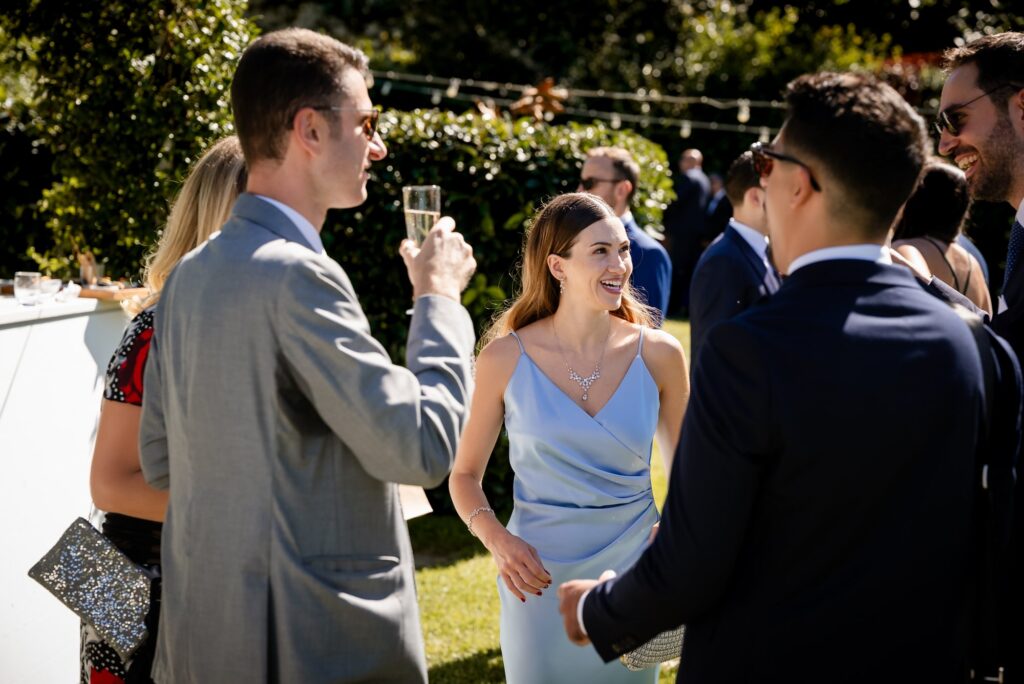 Il brindisi tra gli invitati nel giardino