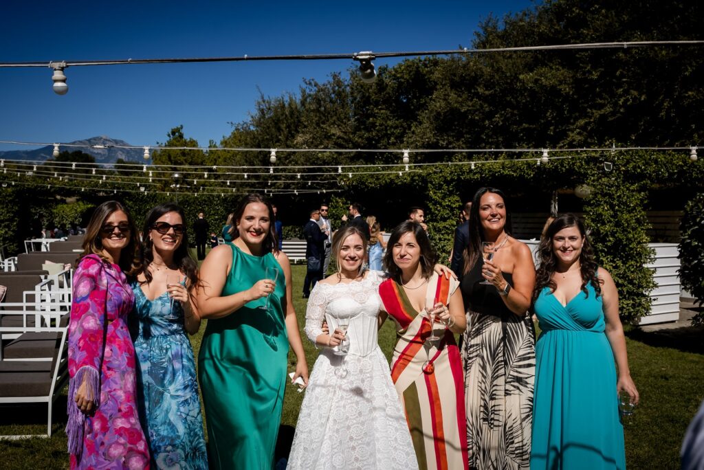 Le invitate in posa nel giardino del Castello Ducale