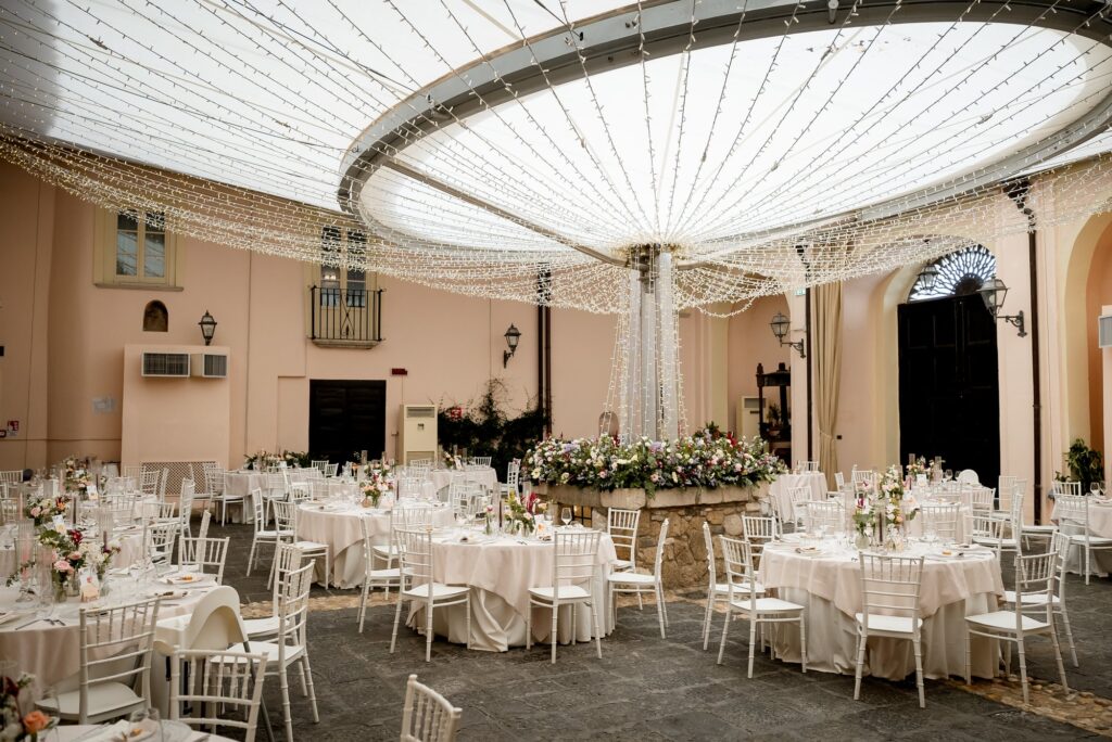 Il cortile del Castello Ducale con i tavoli per il pranzo