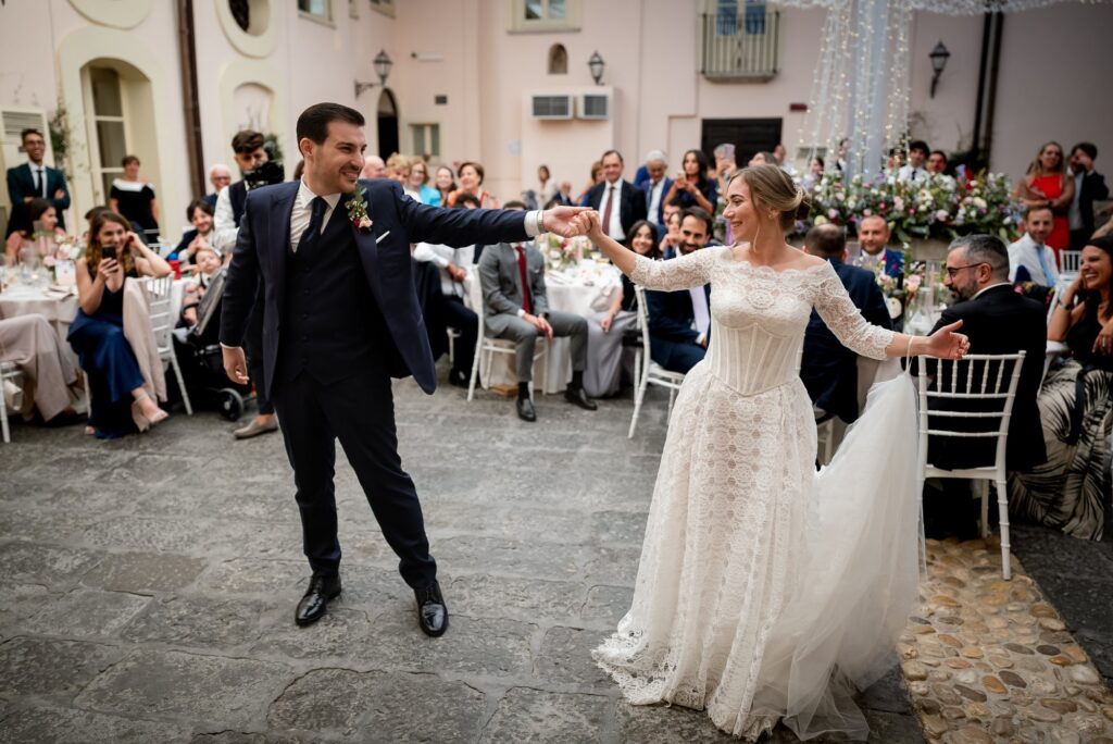 Gli sposi ballano nel cortile